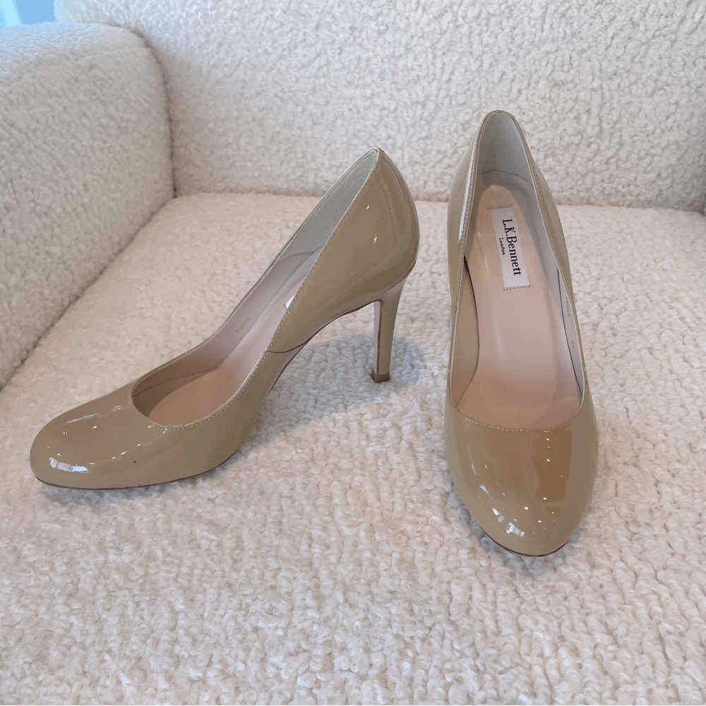 Tan patent leather 3 inch pump